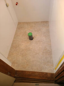 トイレのリフォーム（床のクッションフロア貼り）