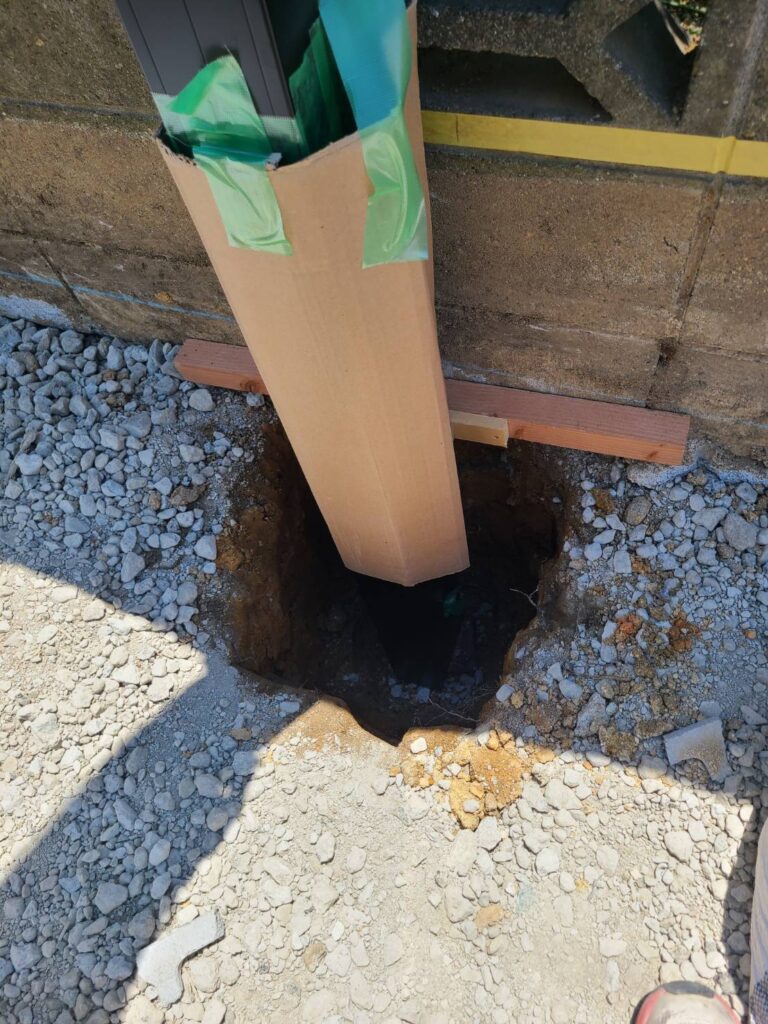 カーポートの柱を固定する箇所を掘削