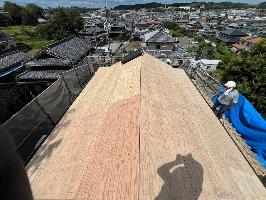 野地板を張る